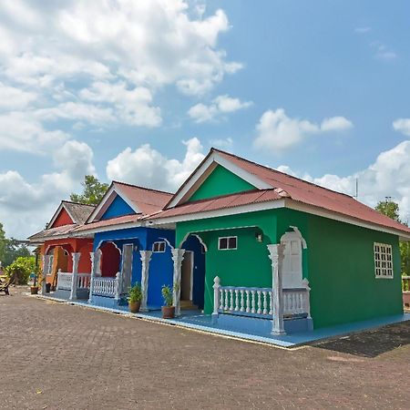 Oyo 90744 Bari Indah Beach Resort Kuala Terengganu Buitenkant foto