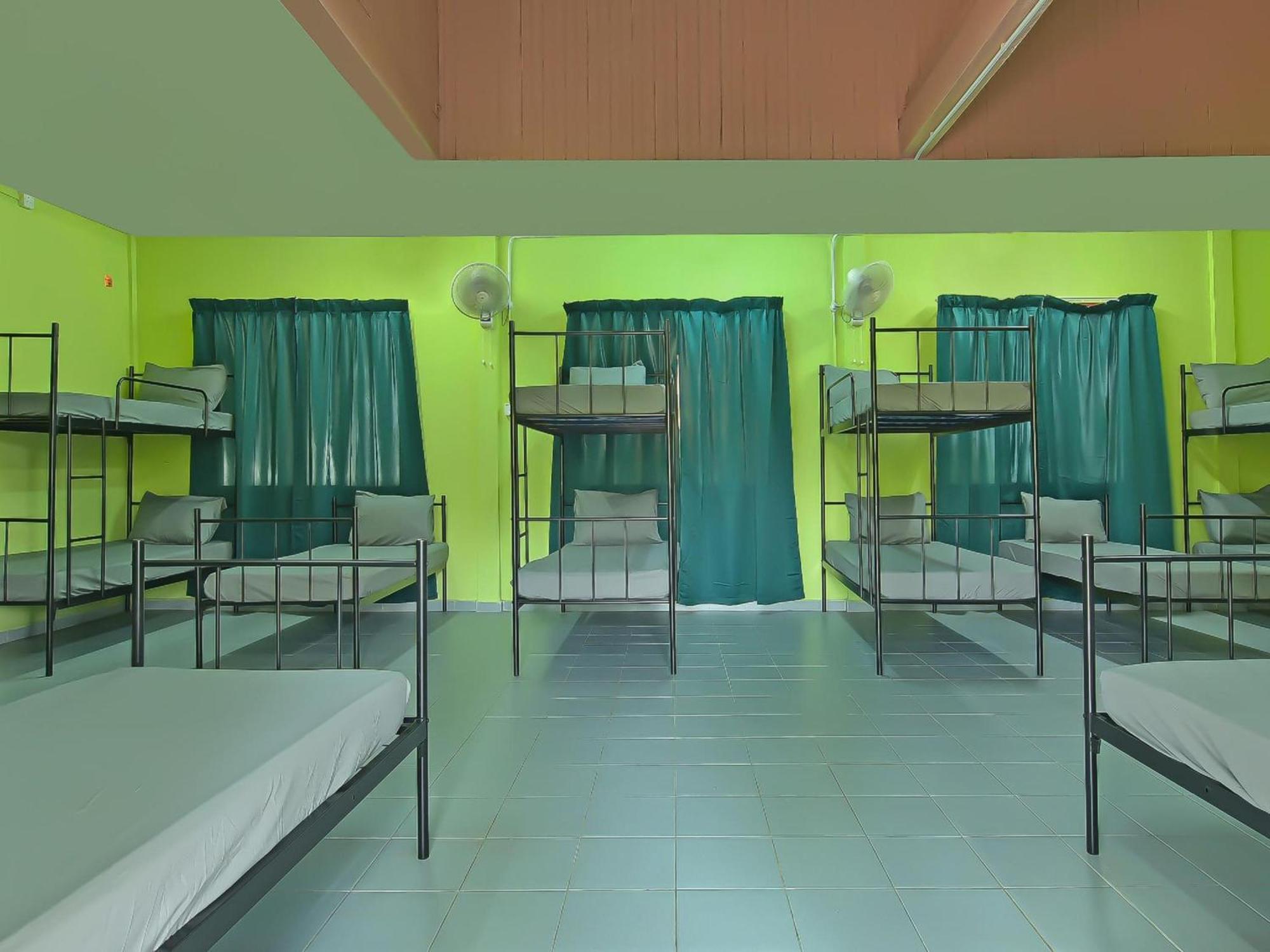 Oyo 90744 Bari Indah Beach Resort Kuala Terengganu Buitenkant foto