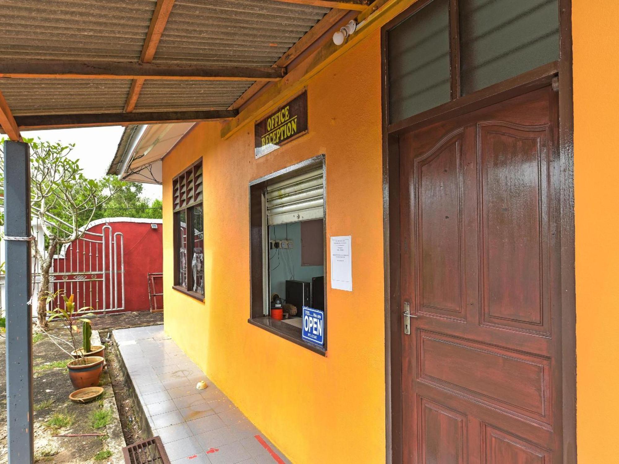 Oyo 90744 Bari Indah Beach Resort Kuala Terengganu Buitenkant foto