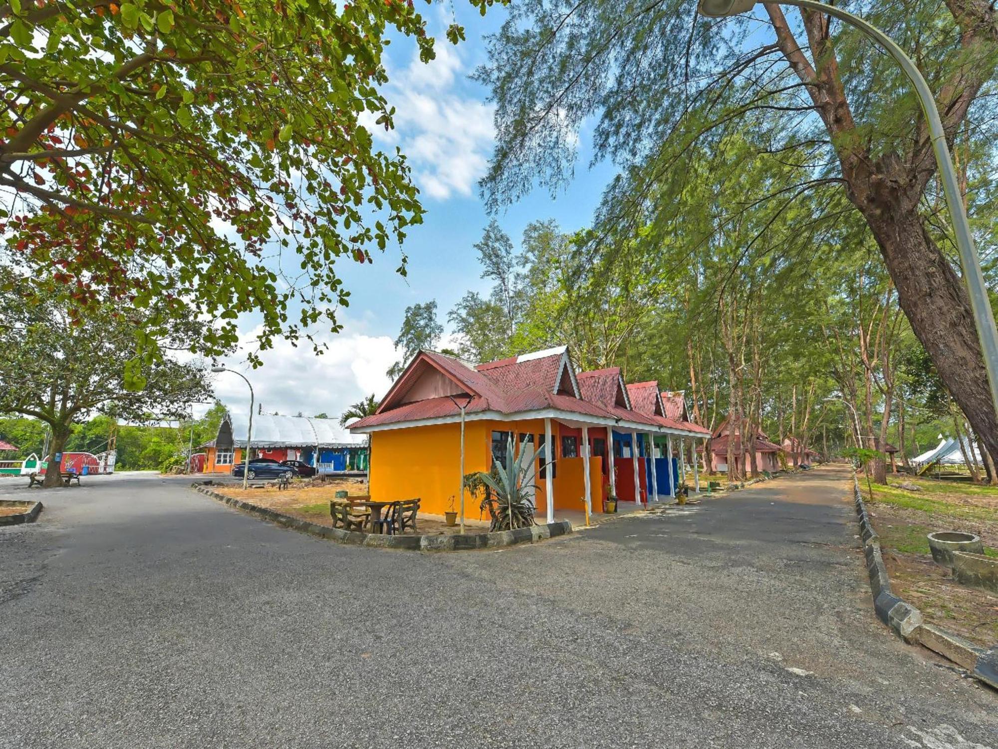 Oyo 90744 Bari Indah Beach Resort Kuala Terengganu Buitenkant foto