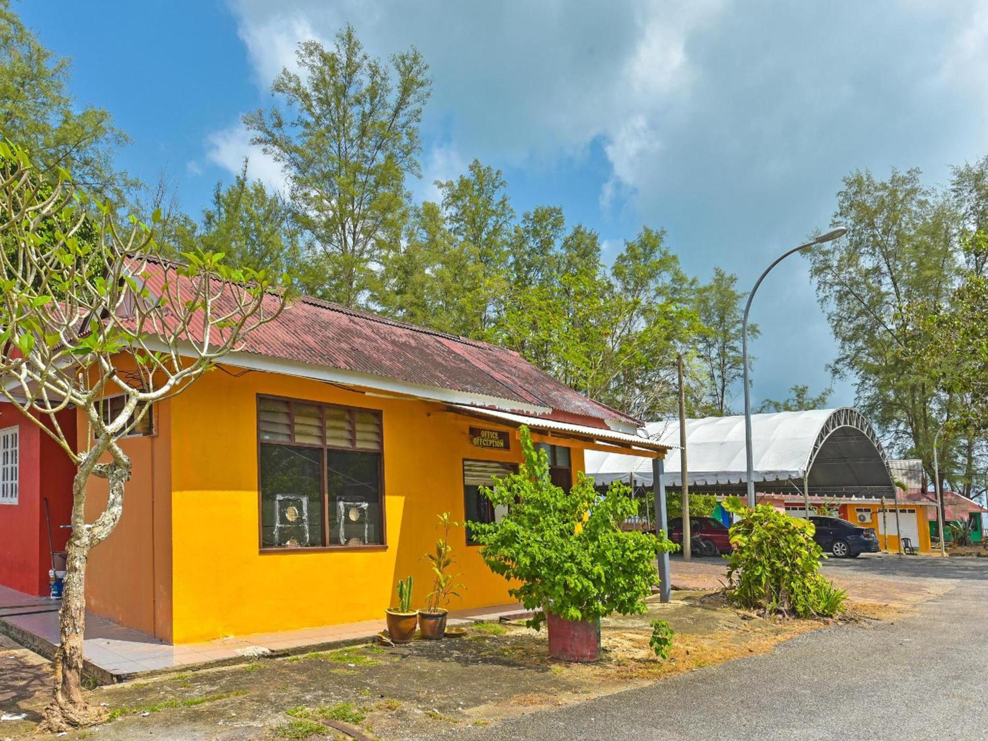 Oyo 90744 Bari Indah Beach Resort Kuala Terengganu Buitenkant foto