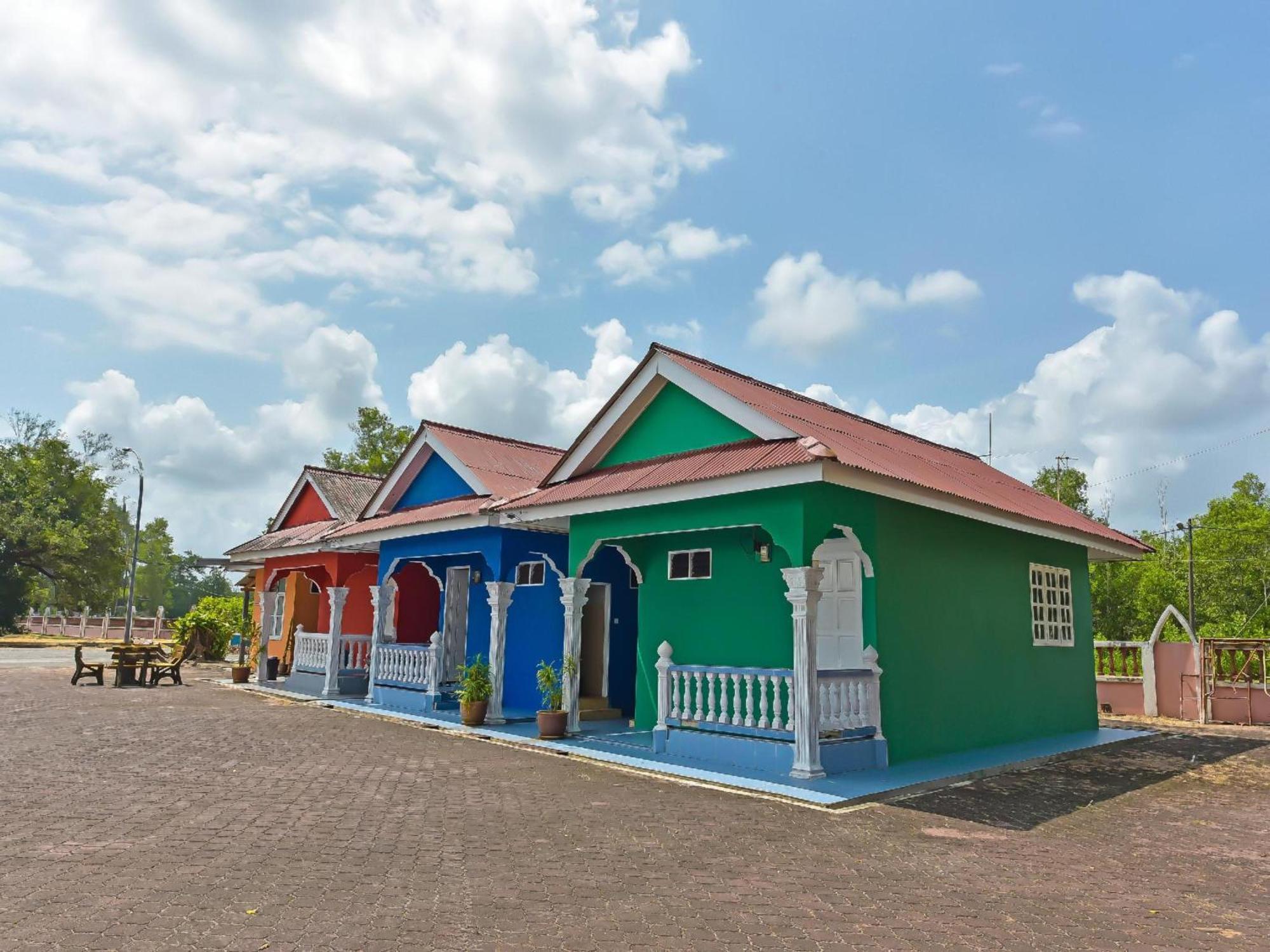 Oyo 90744 Bari Indah Beach Resort Kuala Terengganu Buitenkant foto