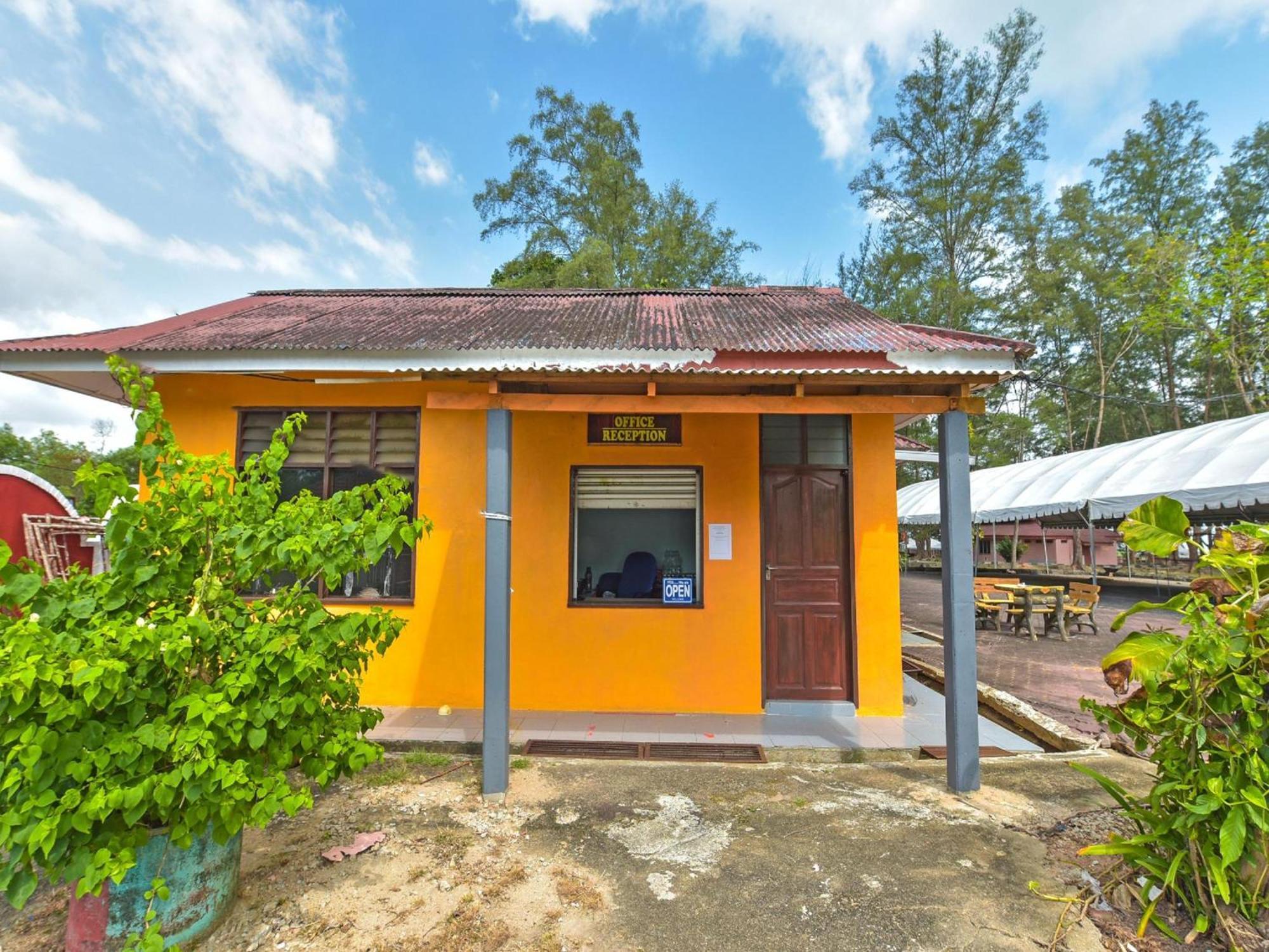 Oyo 90744 Bari Indah Beach Resort Kuala Terengganu Buitenkant foto